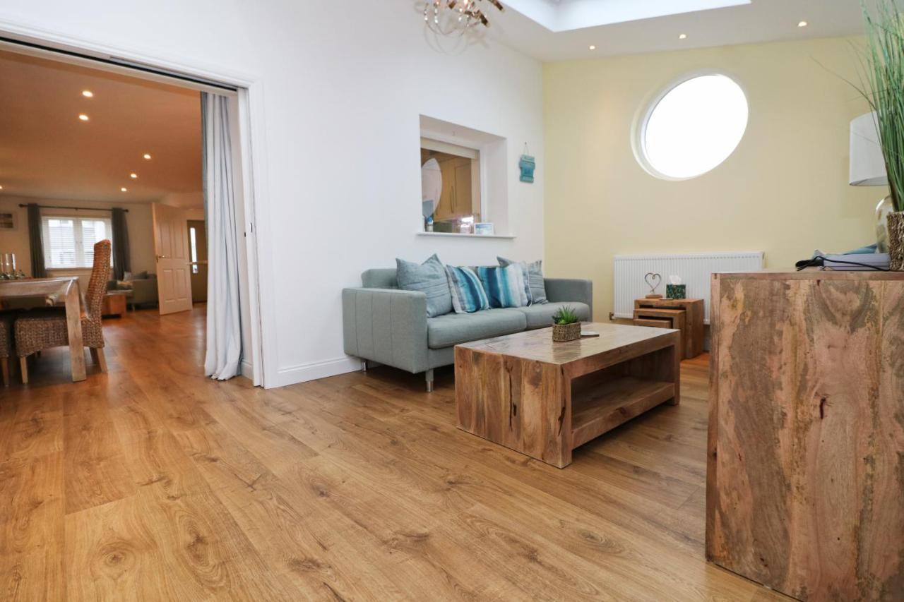 Near Beaches, Contemporary Home In Village Centre Saint Merryn Exterior photo