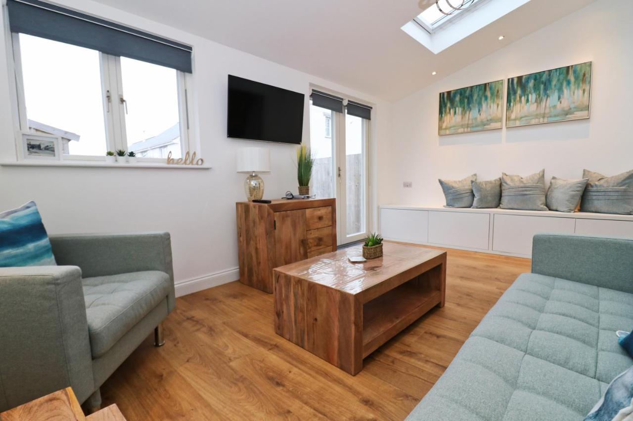 Near Beaches, Contemporary Home In Village Centre Saint Merryn Exterior photo
