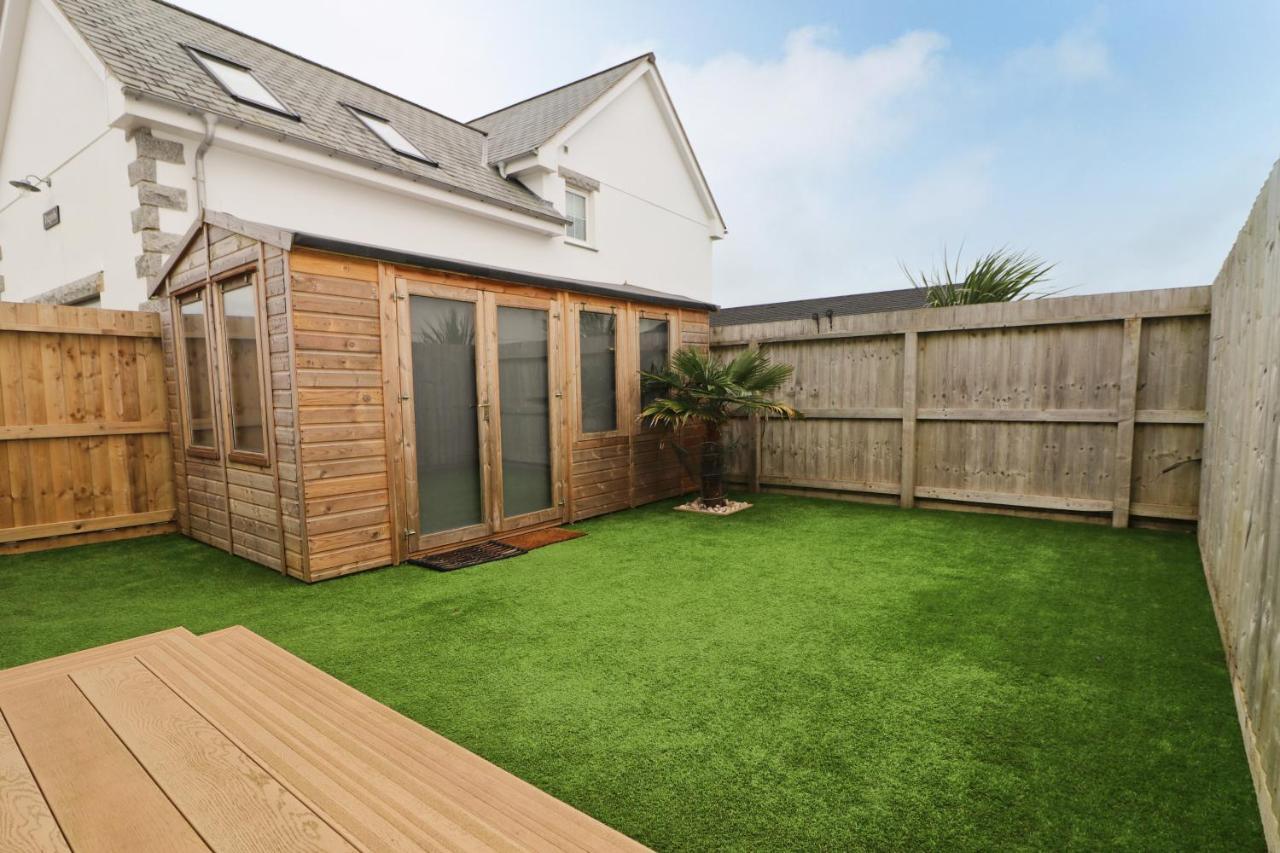 Near Beaches, Contemporary Home In Village Centre Saint Merryn Exterior photo