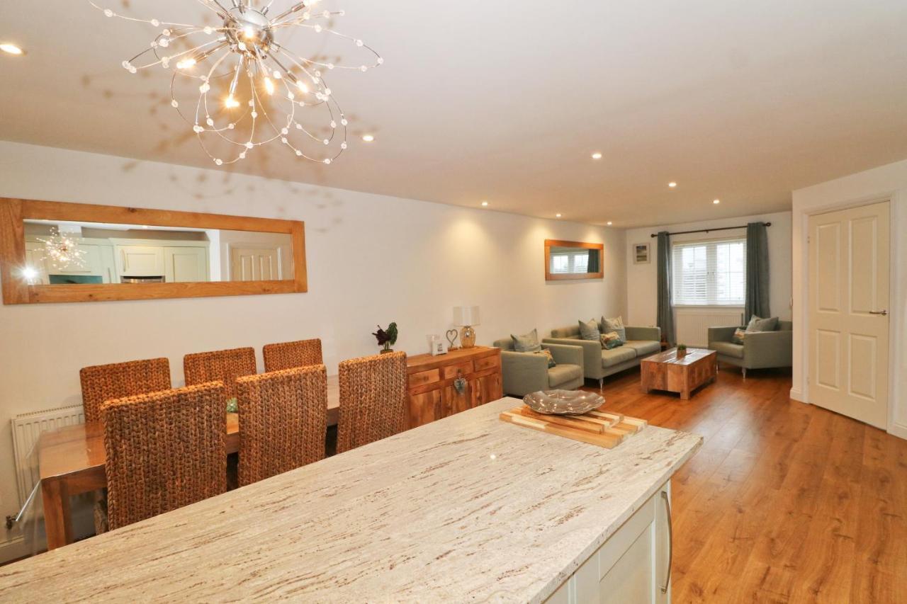 Near Beaches, Contemporary Home In Village Centre Saint Merryn Exterior photo
