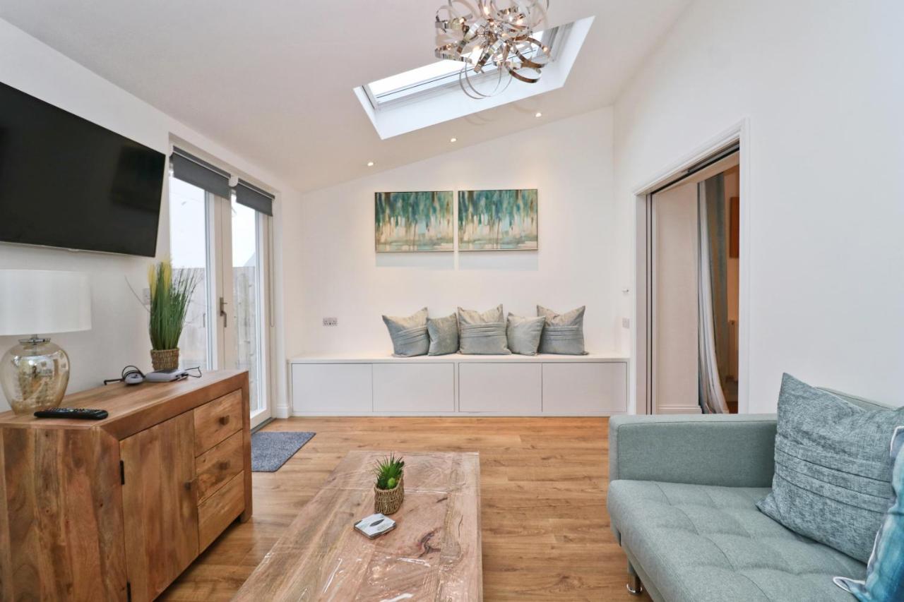Near Beaches, Contemporary Home In Village Centre Saint Merryn Exterior photo