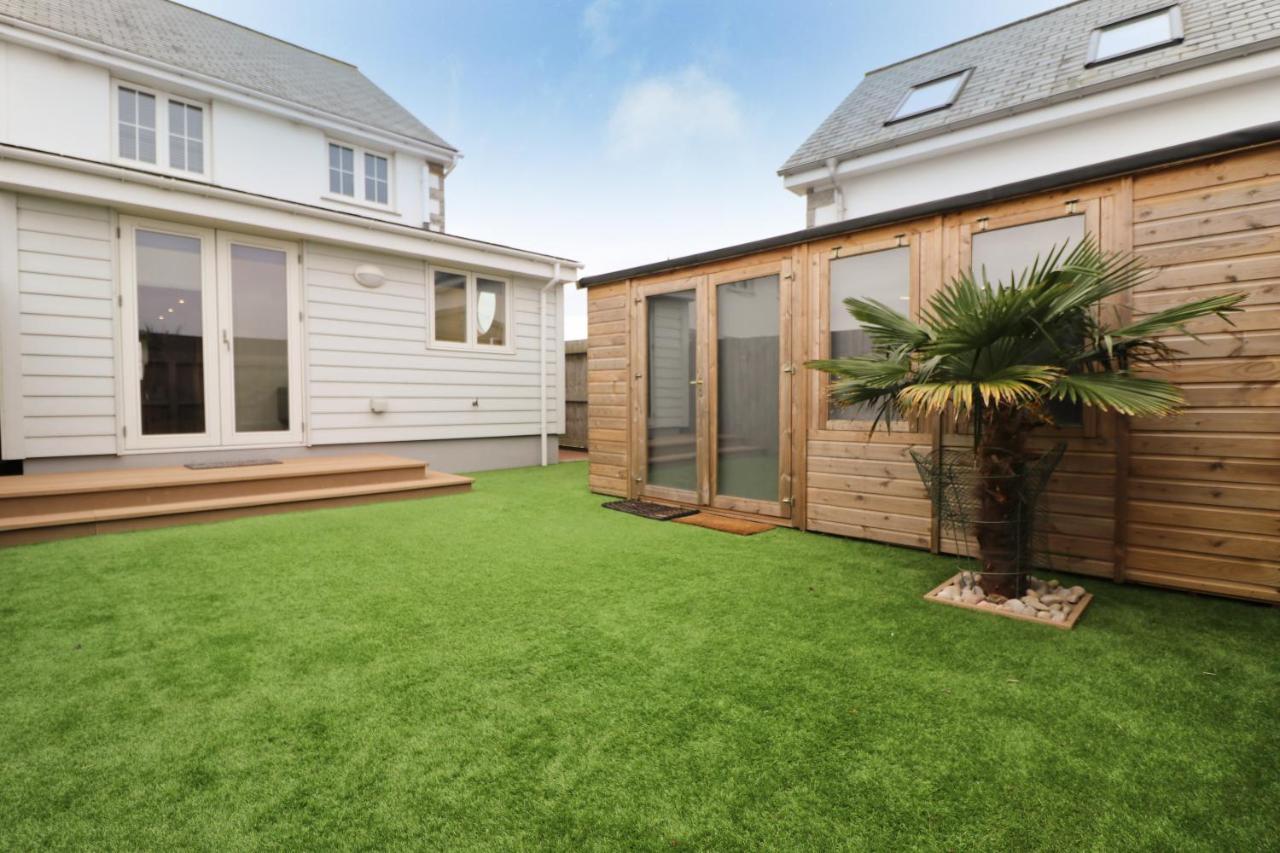 Near Beaches, Contemporary Home In Village Centre Saint Merryn Exterior photo